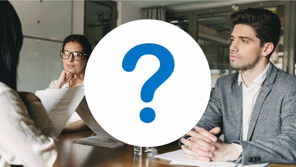 Großes Fragezeichen-Symbol vor Bild von Geschäftsleute in einem Meetingraum