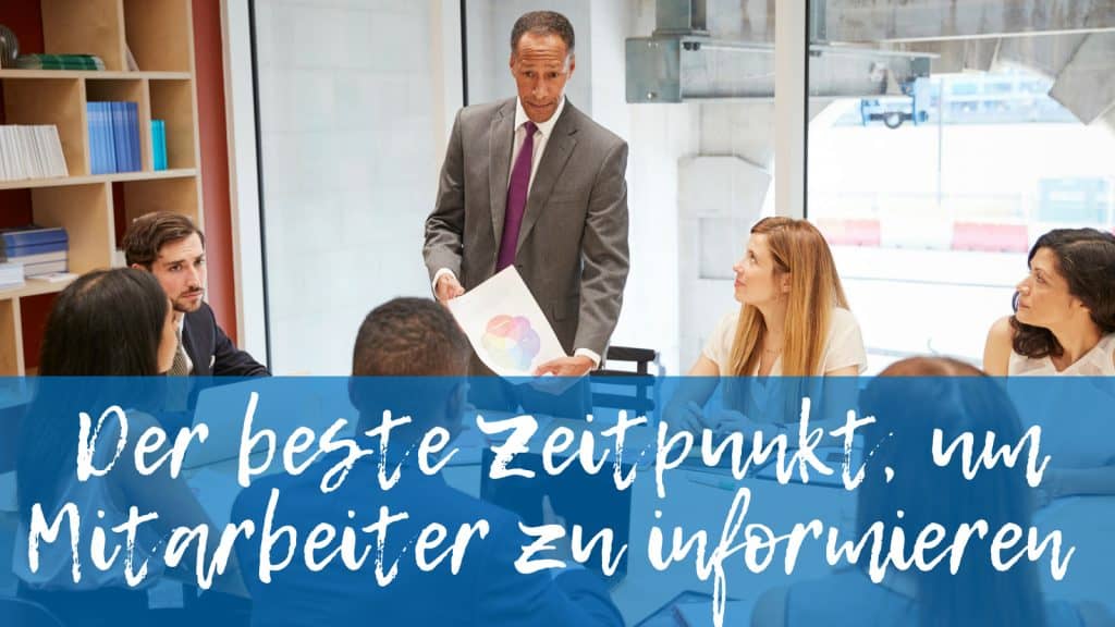 Geschäftsleute hinter Schriftzug: Der Beste Zeitpunkt um Mitarbeiter zu informieren