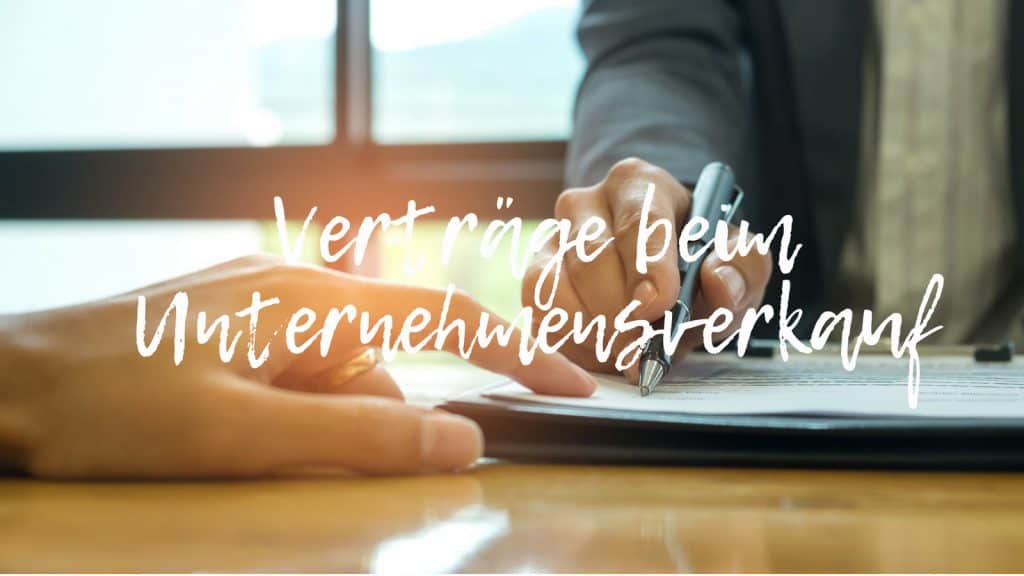 Verträge beim Unternehmensverkauf-Schriftzug auf Foto von zwei Geschäftsleuten