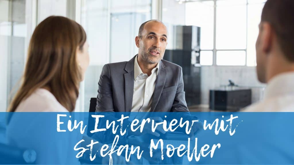 Ein Berater mit zwei Kunden hinter Schriftzug: Ein Interview mit Stefan Moeller