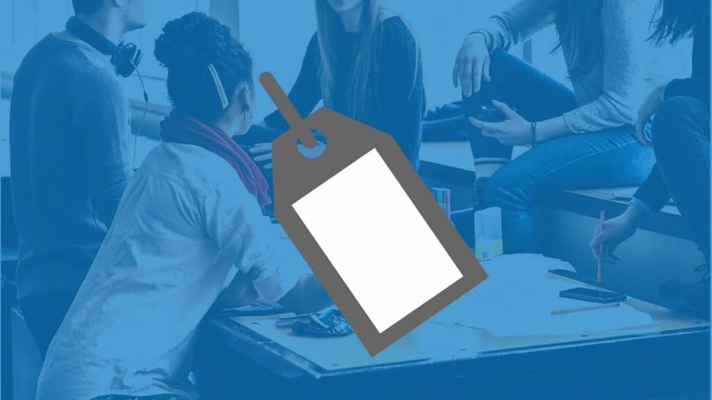 Leute am Konferenztisch hinter blauem Grund mit Preisschild Symbol darauf