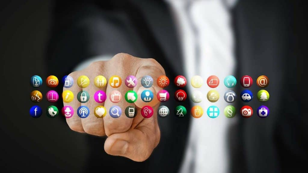 Darstellung verschiedener Apps als Hologramm mit Hand die auf eine der Apps zeigt