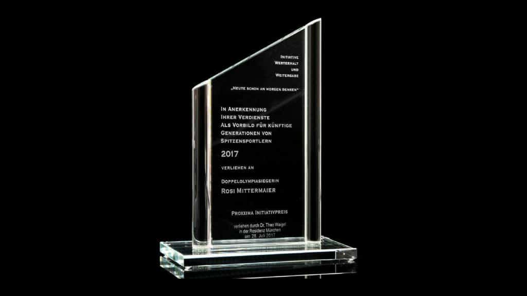 Gläserne Trophäe mit der Aufschrift: Proxima Initiativpreis, Rosi Mittermaier