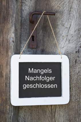 Holztür mit Schieferschild an der Klinke: Mangels Nachfolger geschlossen