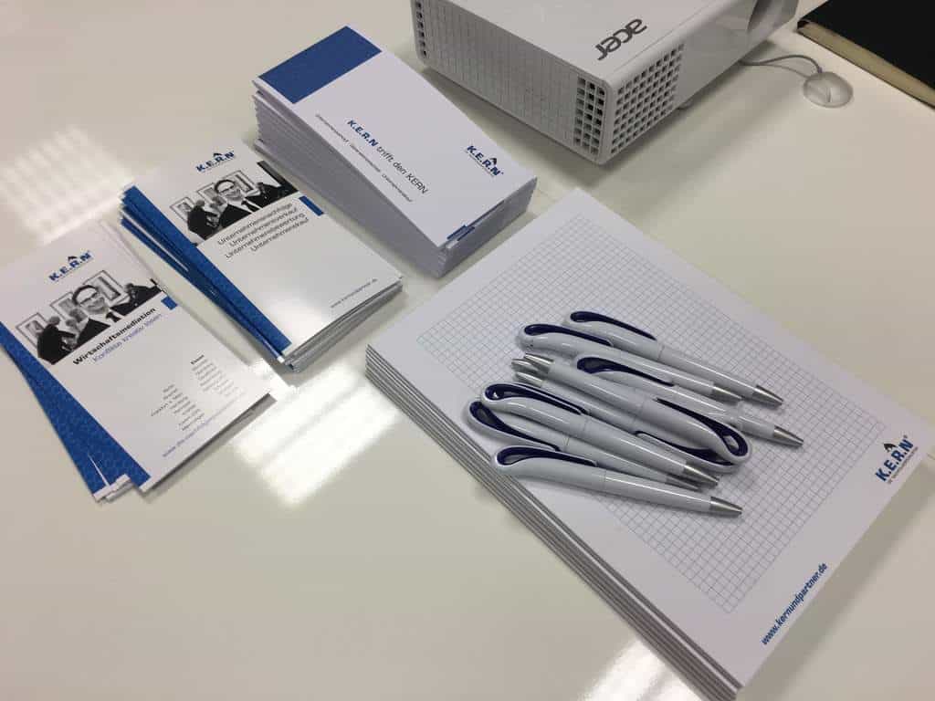 KERN Blöcke, Kugelschreiber und Broschüren mit blauem KERN Logo
