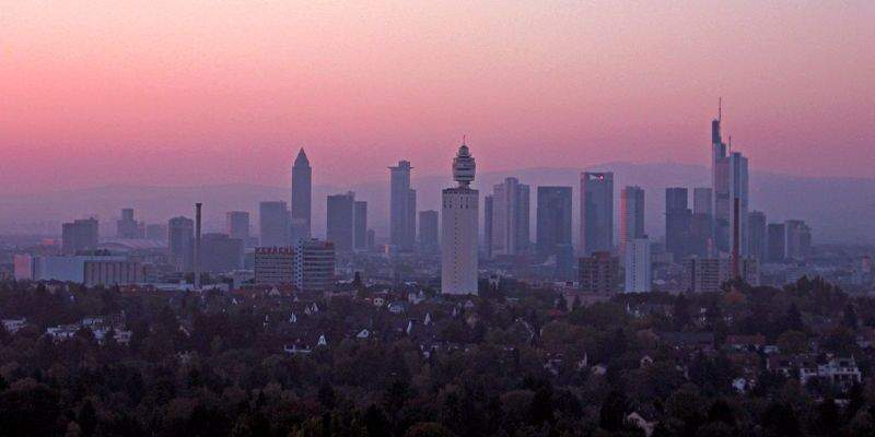 Skyline einer Großstadt im violetten Sonnenuntergang
