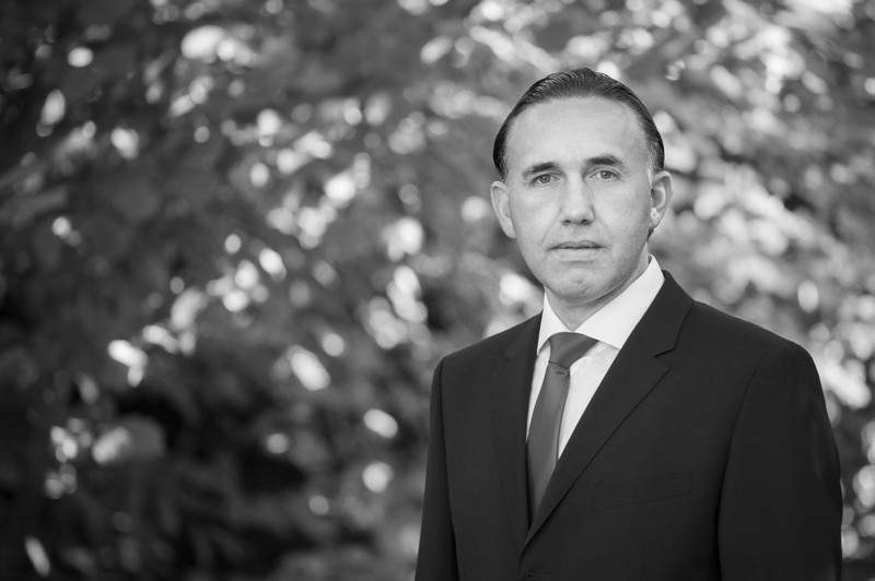 Portrait von KERN Spezialist Karl Rehfuß vor einem Baum stehend
