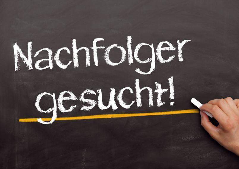 Schriftzug "Nachfolger gesucht" mit Kreide auf eine Tafel geschrieben