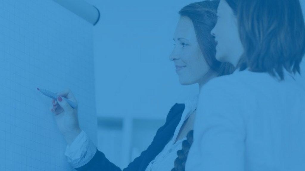 Berater besprechen sich und schreiben auf ein Flipchart