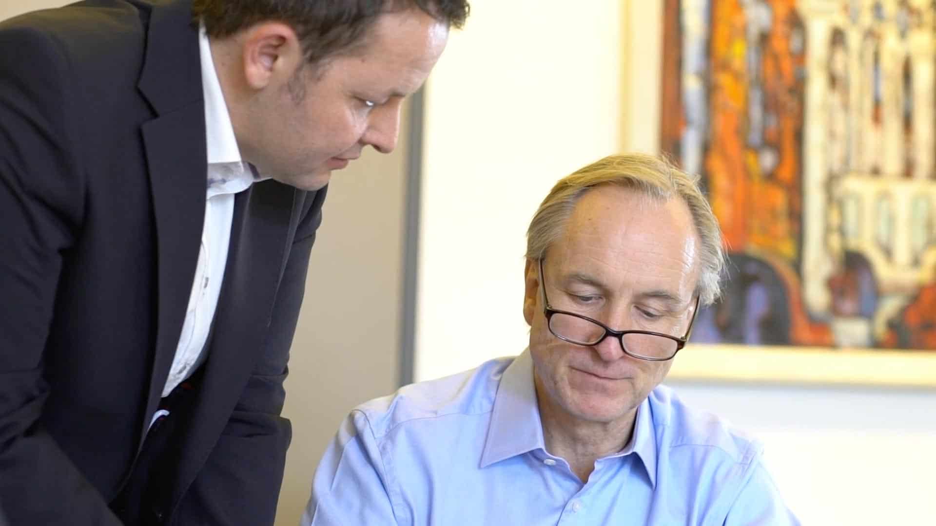 KERN M&A Beratung Ingo Claus bei einer Besprechung zur Unternehmensnachfolge mit Axel Bergmann