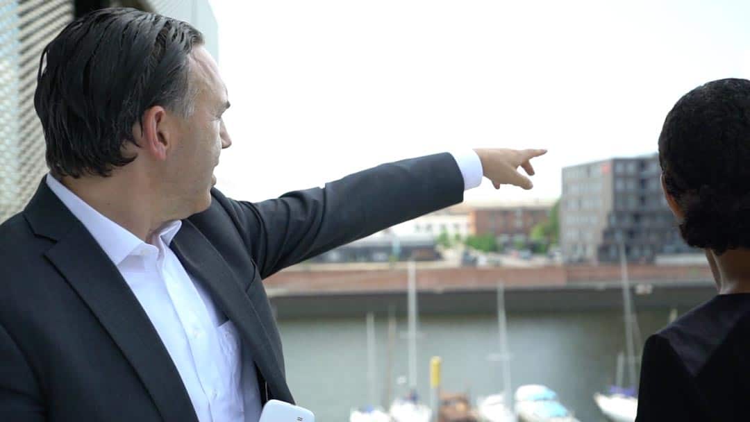 KERN Partner Karl Rehfuß zeigt draußen auf etwas