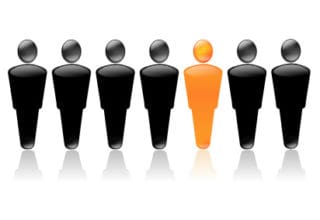 Grafik von 7 schwarzen Männchen mit einem orangenen Männchen in der Mitte