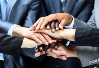 Unternehmer fassen sich an den Händen und bereiten sich für ein Projekt vor