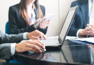 Zoom-Ansicht eines Mitarbeiters während der Arbeit am Laptop