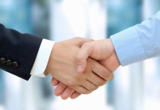 Zwei Geschäftsmänner geben sich die Hand