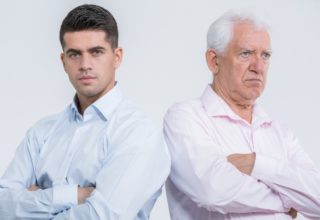 Ein Senior-Unternehmer mit seinem Nachfolger