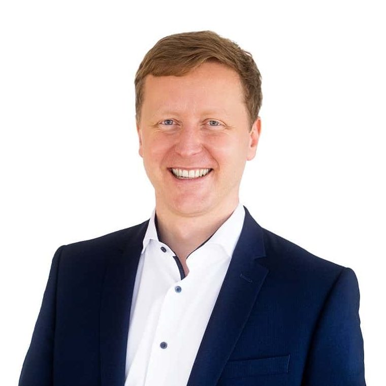 Portrait von KERN Spezialist Dr. Peter Slawek lächelnd