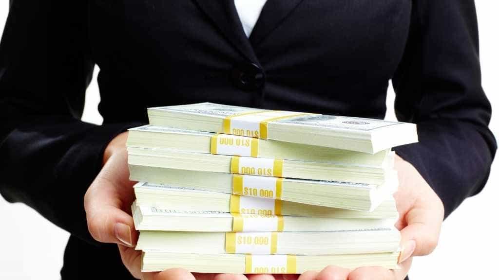 Jemand hält einen Stapel mit Banknoten in den Händen