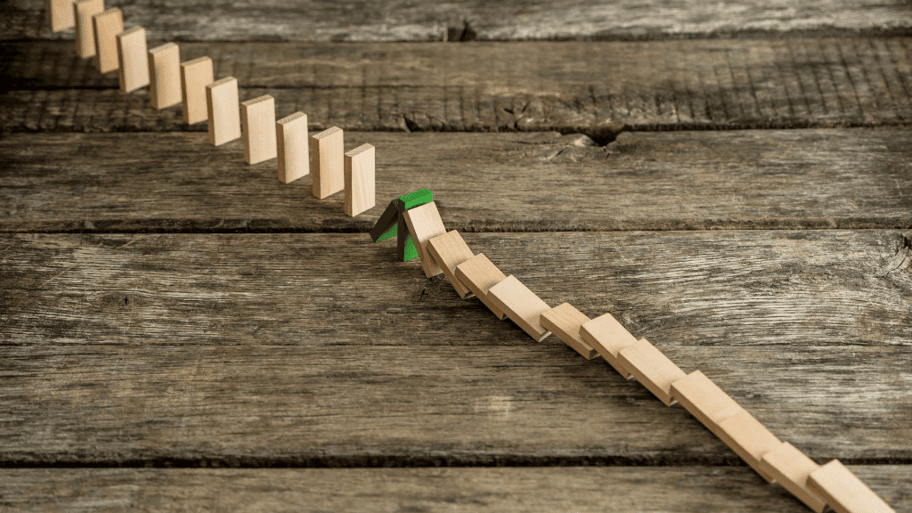 Holzklötze die der Reihe nach umfallen