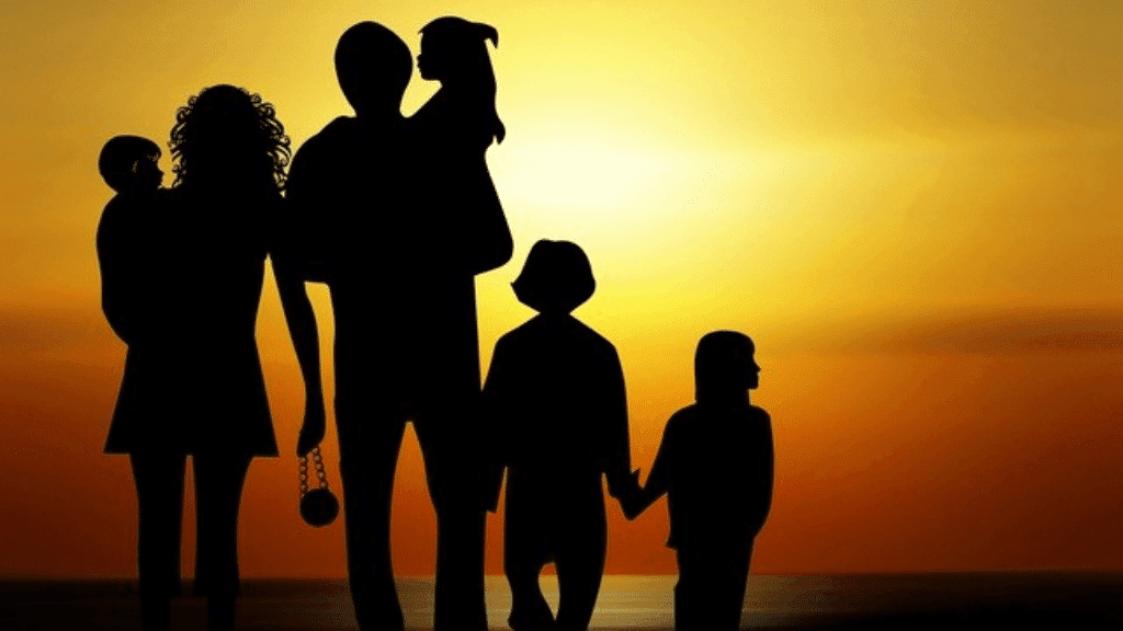 Eine Familie die dem Sonnenuntergang entgeggen geht!