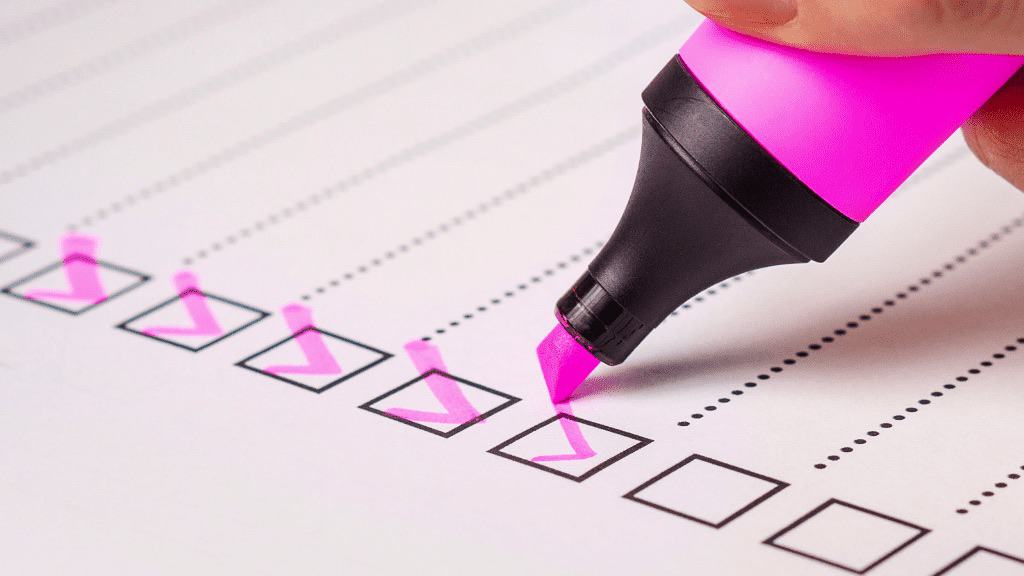 Textmarker mit einer Due Diligence Checkliste