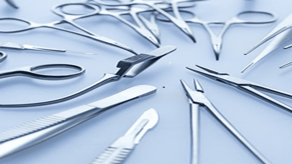 Medizinisches Besteck, welches auf einem Tisch liegt.