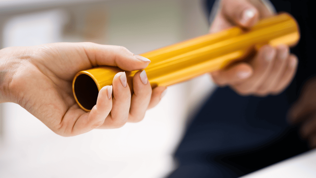 Zwei Hände, die ein Staffelholz halten