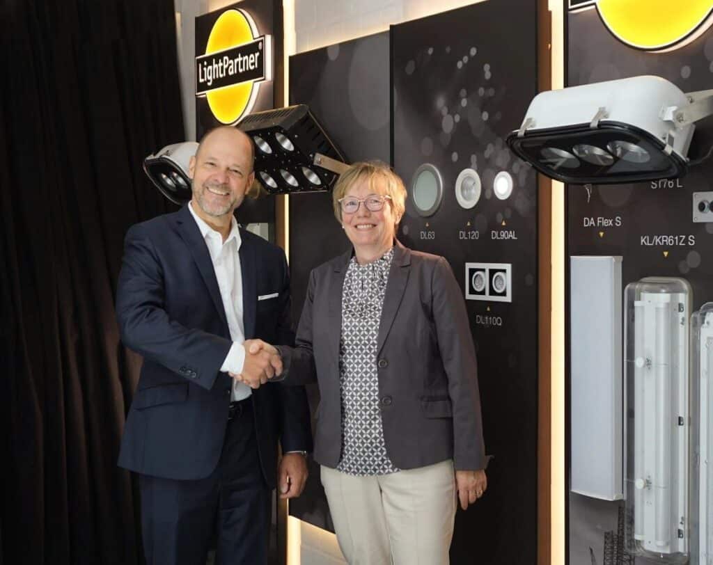 Ein Mann und eine Frau, die sich die Hände geben.