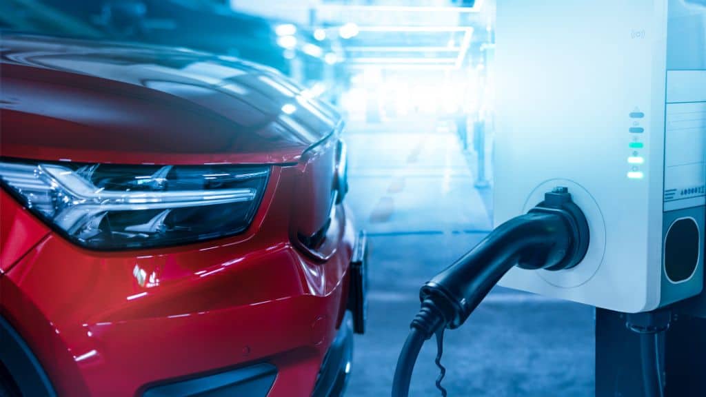 Schnellladesäule mit einem roten Fahrzeug