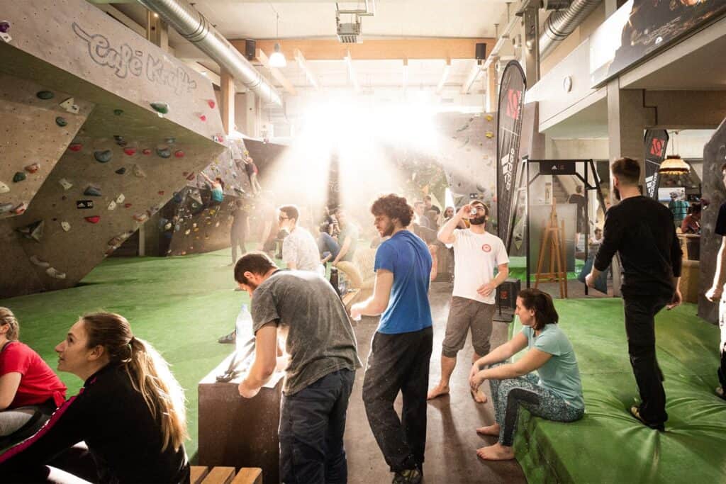 Junge Menschen in einer Boulderhalle