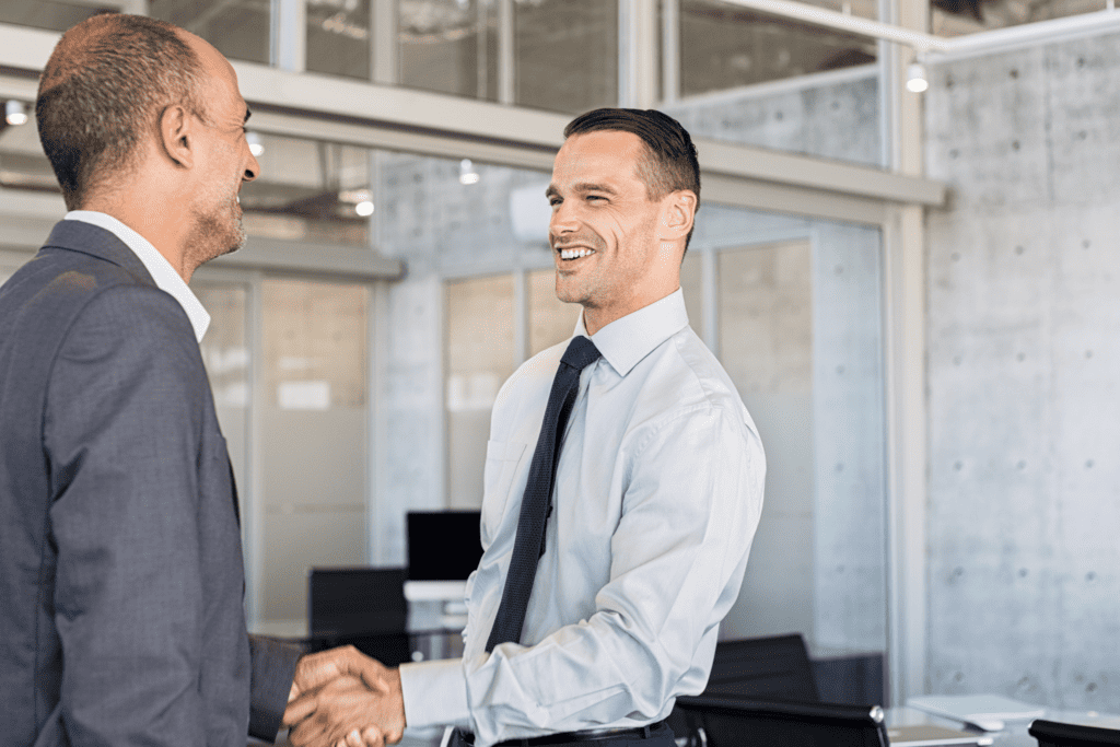 Geschäftsmänner geben sich die Hand