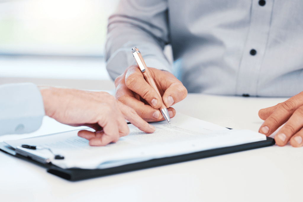 Geschäftsleute setzen Kaufpreis und Zahlungsbedingungen fest